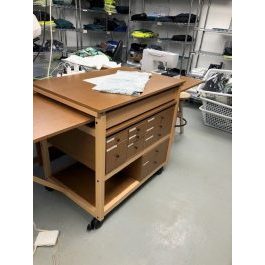 Les Compagnons de Maguelone Sewing workshop furniture